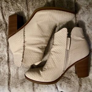 Maurices White Textured Booties, size 10